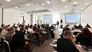 60 Menschen in Seminarraum
