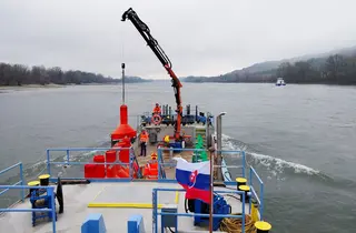 österreichischer und slowakischer Bojenleger auf Donau