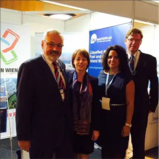 [Translate to English:] v.l.n.r SR Otto Schwetz, Botschafterin Karin Proidl, Hélène Masliah-Gilkarov (viadonau) und viadonau-Geschäftsführer Hans-Peter Hasenbichler vor dem viadonau-Stand auf der SMART RIVERS Conference 2015