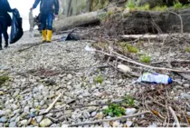 Plastikmüll auf Schotterfläche am Donauufer