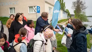 viadonau-Geschäftsführer erklärt anhand Infoposter