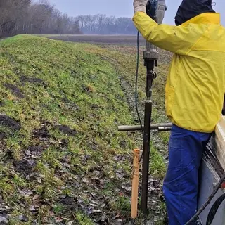 Rammkerngerät am Dammfuß