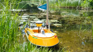 Orange Messbootdrohne im Wasser