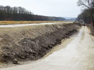 [Translate to English:] Baggerarbeiten am Dammfuß