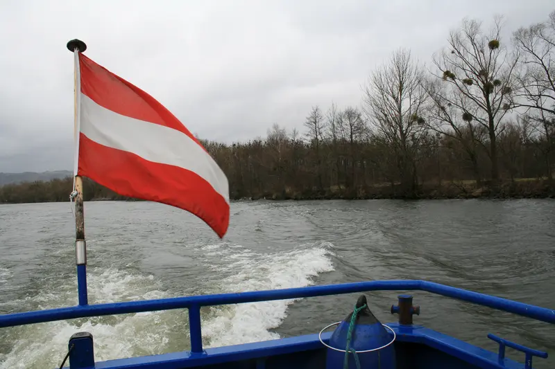 Symbolbild Österreichfahne am Heck eines Bootes 