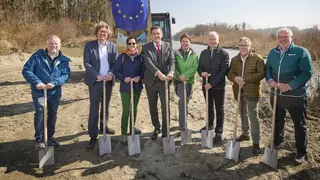 Gruppenbild, Personen mit Spaten