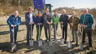 Gruppenbild, Personen mit Spaten
