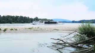 [Translate to English:] Kiesinsel vor Passagierschiff
