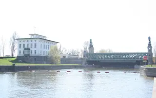 Das von Otto Wagner architektonisch gestaltete Nussdorfer Wehr, mit Schemerlbrücke und Nebengebäuden
