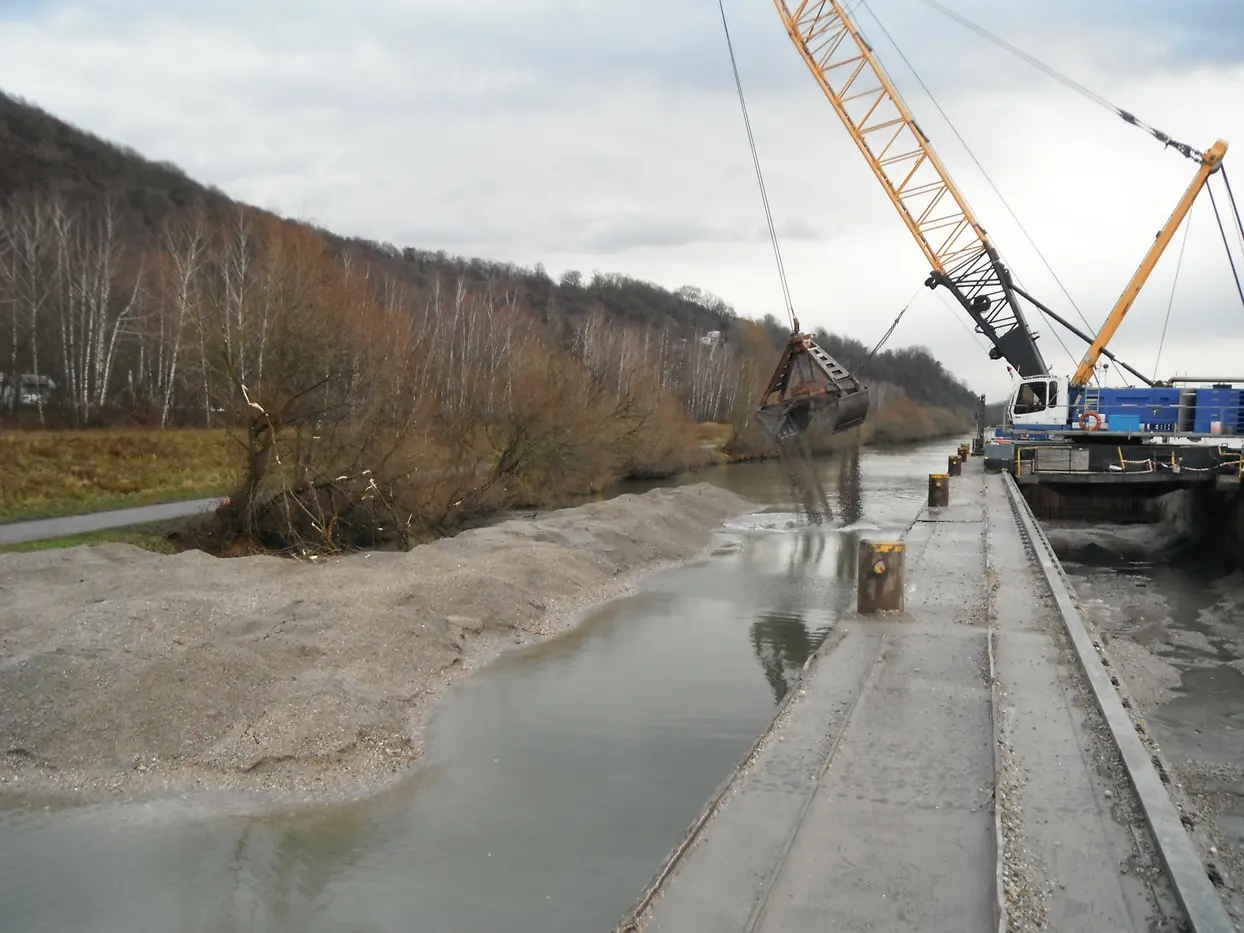 Making the gravel bank at Steyregg, implementation of the structure