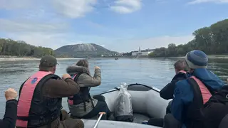 Schlauchbootbesatzung auf der Donau