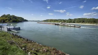 Güterschiff auf Donau