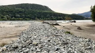 Steinwurf am Donauufer an der Donau östlich von Wien (freie Fließstrecke)