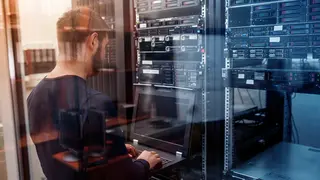 Schmuckbild, Techniker in Serverraum