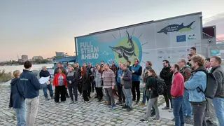 Große Personengruppe vor dem viadonau-Schiff MS Negrelli