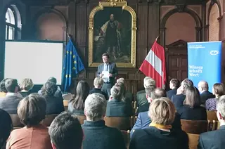 Hans-Peter Hasenbichler vor den Feiergästen