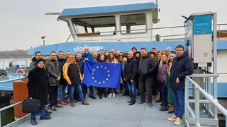 Gruppenbild vor Schubschiff