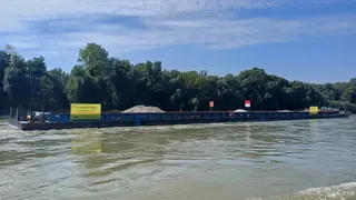 Transportschute auf der Donau