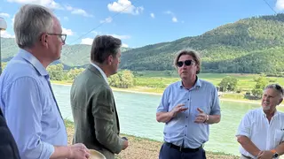 Bundesminister Peter Hanke (BMIMI) im Gespräch mit viadonau-Geschäftsführer Hans-Peter Hasenbichler