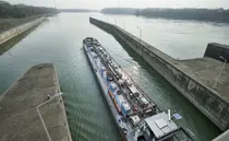 Güterschiff fährt aus Schleuse