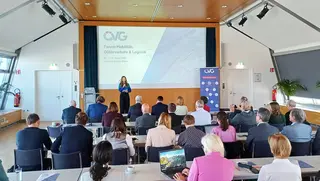 Seminarraum, Frau trägt vor, ca. 50 köpfiges Publikum