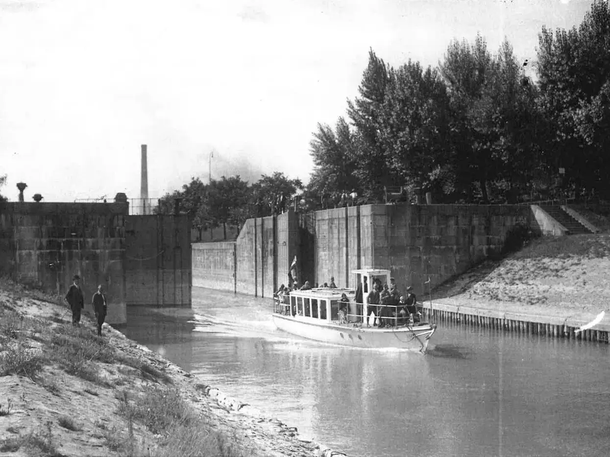 Historische Aufnahme, Schiff fährt durch Schleuse Nussdorf