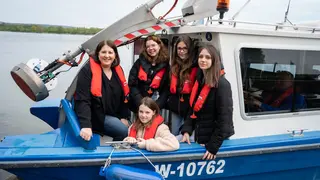 Vier Mädchen und Vizebürgermeisterin an Bord des Messbootes