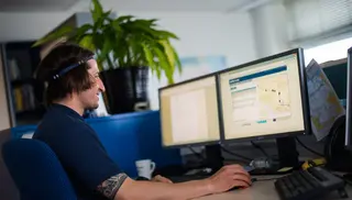 Experte vor dem Monitor
