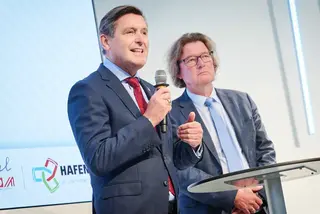 Bundesminister Peter Hanke (BMIMI) heißt mit viadonau-Geschäftsführer Hans-Peter Hasenbichler die Teilnehmer:innen der Danube Business Talks 2026 in der WKÖ in Wien willkommen