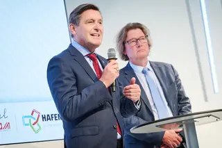 Bundesminister Peter Hanke (BMIMI) heißt mit viadonau-Geschäftsführer Hans-Peter Hasenbichler die Teilnehmer:innen der Danube Business Talks 2026 in der WKÖ in Wien willkommen