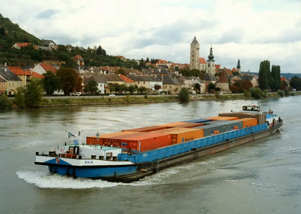 Güterschiff am Fluss