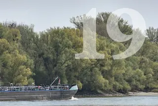 Umschlag Jahresbericht Donauschifffahrt 2019, zu sehen: spielendes Kind am Donauufer, im Hintergrund ein Güterschiff 