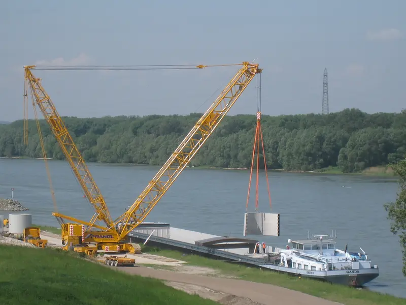 Loading crane at Bad Deutsch-Altenburg