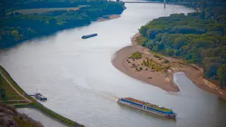 Passagierschiff in der freien Fließstrecke östlich von Wien