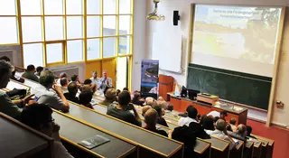[Translate to English:] Vortragende in gefülltem Hörsaal an der BOKU Wien