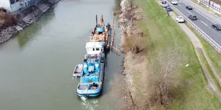 Luftaufnahme, Baggerschiff am Donaukanal-Ufer