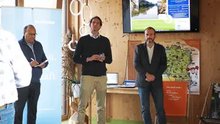 Drei Personen, mittig Günther Schattauer, im March-Thaya-Zentrum