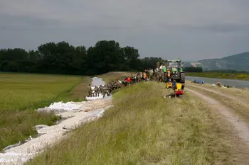 Soldiers of the austrian army help to secure the flood protection 