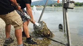 Probeentnahme durch zwei Experten am Fluss