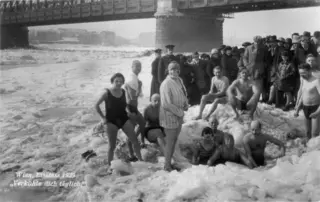 Der Verein „Verkühle dich täglich“ beim Eisstoß an der Reichsbrücke 1929