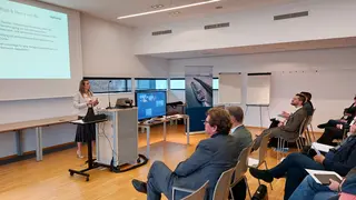 Vortragende Bettina Matzner (viadonau) in Konferenzraum mit Publikum