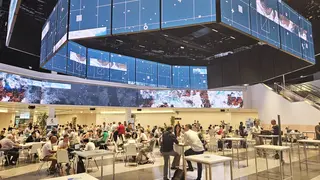 Austria Center Halle mit Besucher:innen