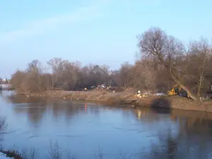 Wasserbauaktivität am Flussufer