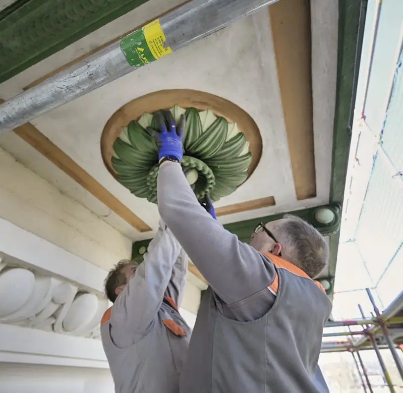 Sanierungsarbeiten an Blechblume