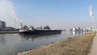 Güterschiff in Hafeneinfahrt