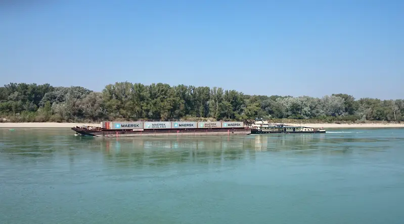 Schiff mit Container-Ladung auf Donau