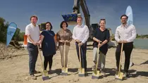 Gruppenbild - Menschen mit Schaufeln