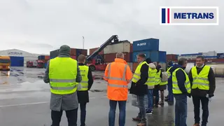 Experten bei Exkursion zum Container Terminal von METRANS