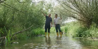Filmszene, Zwei Experten stehen mit Gummistiefel in Bach