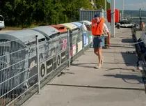 Person vor Müllcontainer am Donauufer